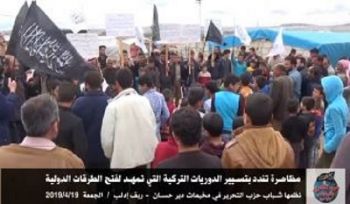 Wilaya Syrien: Demonstration in der Stadt Deir Hassan um die türkische Patrouille zu denunzieren, welche die internationalen Straßen zu öffnen versucht!