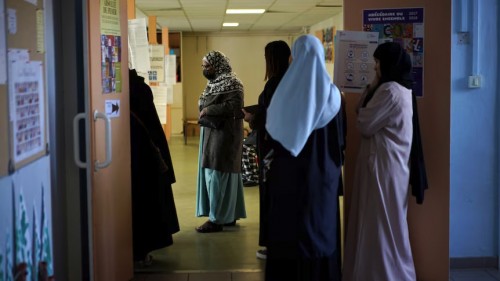 Fransa, İslam’la Bağlantılı Olan Her Şeye Karşı Savaşını Sürdürmek İçin Müslüman Kadınların Okullarda Abaya Giymesini Yasaklıyor!