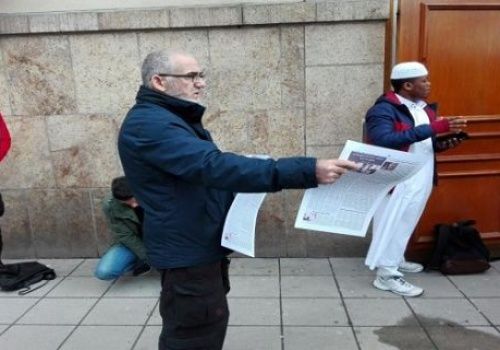 İsveç: Stokholm Büyük Camiide Al-Raya Gazetesi dağıtımı