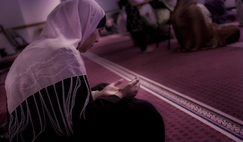 سوال و جواب: نماز کے دوران خواتین کا پیروں کو چھپانا