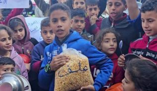 أطفال غزّة يأكلون علف الحيوانات من أجل البقاء!