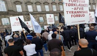 Dänemark: Protest vor dem dänischen Parlament zur Unterstützung von Hidschab &amp; Islam