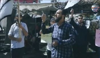 Hizb ut Tahrir / Wilaya Syrien Protest in der Stadt Areeha „Daraa sucht den Sieg durch die Aufrichtigen und enthüllt die Maske der Defätisten!“