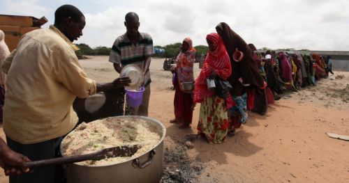 Amerika, Somali’de Binlerce İnsanın Ölüm Riskiyle Karsı Karşıya Kaldığı Kıtlıkla Eş Zamanlı Olarak Pentagon’un Yetkilerini Artırıyor